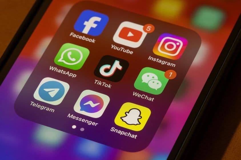 Népszerű közösségi médiaalkalmazások, köztük Facebook, YouTube, Instagram, WhatsApp, TikTok.