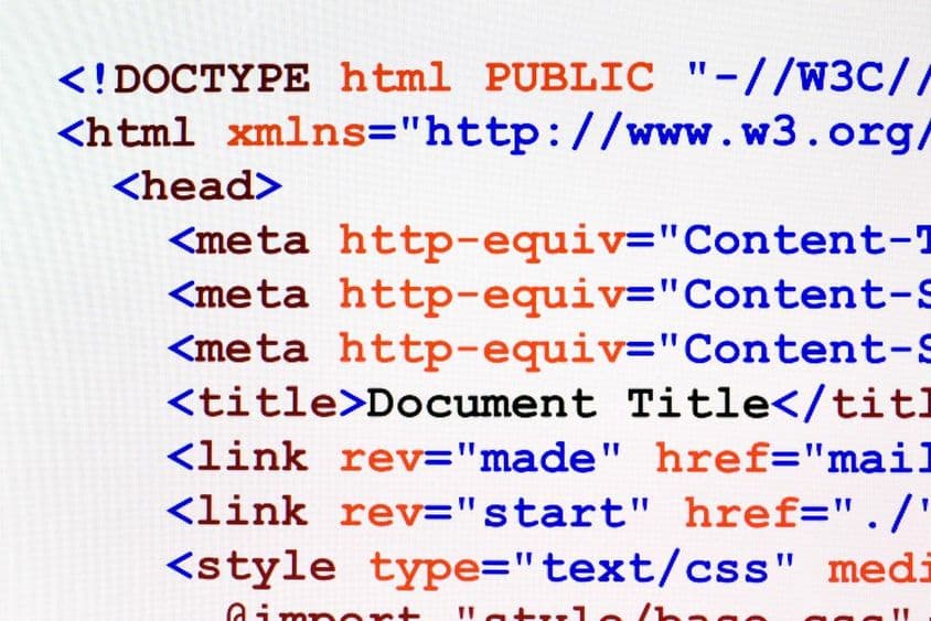 Weboldal HTML-forráskódja a dokumentum címével, a metaadatok leírásával és a hivatkozásokkal.