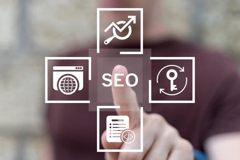 Virtuális érintőképernyőn dolgozó fejlesztő szövegre kattint: SEO.