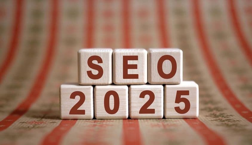 2025-ös számok és Seo szöveg kockákon.