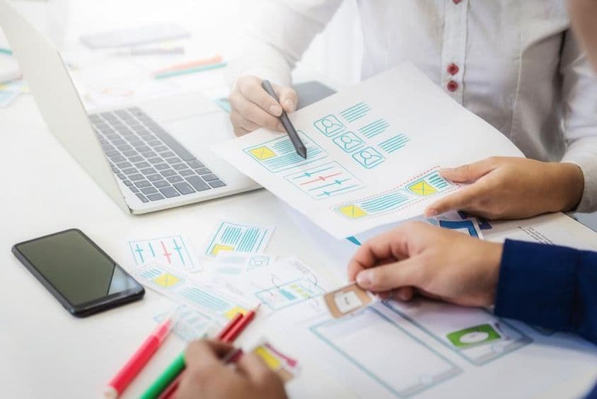 Új projektről amely mobiltelefon-technológiák fejlesztésére irányuló alkalmazástervezést céloz meg.