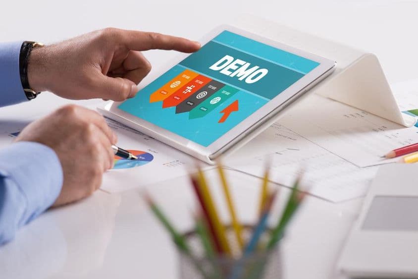 Üzletember dolgozik tablettel demó a képernyőn.