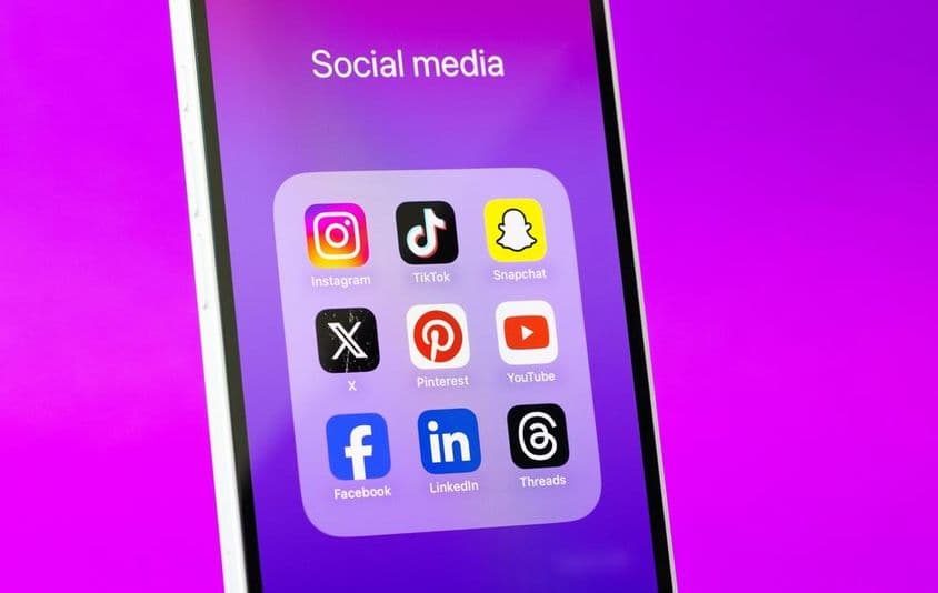 Okostelefon, amelyen közösségi média alkalmazásikonok vannak.