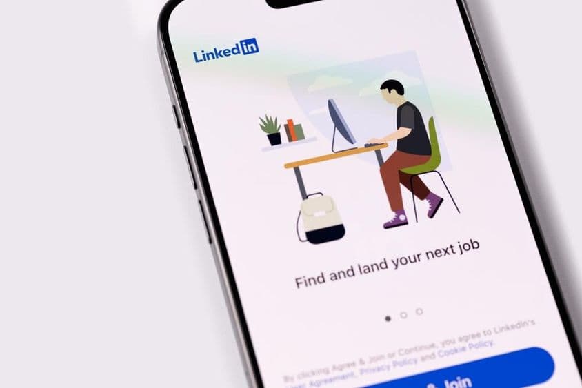 LinkedIn mobilalkalmazás egy okostelefon iPhone képernyőjén.