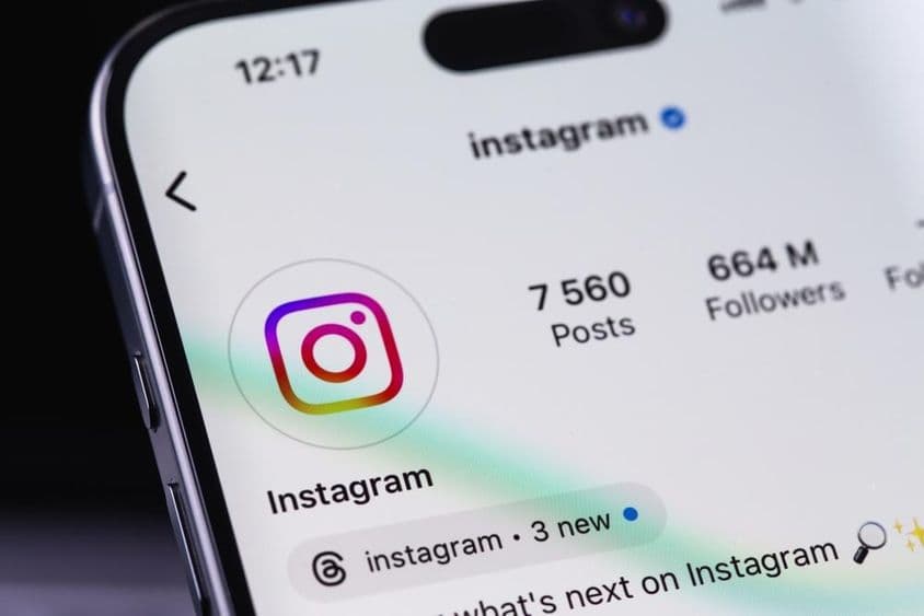 Hivatalosan ellenőrzött Instagram-fiók, mobilalkalmazás egy okostelefon képernyőjén.