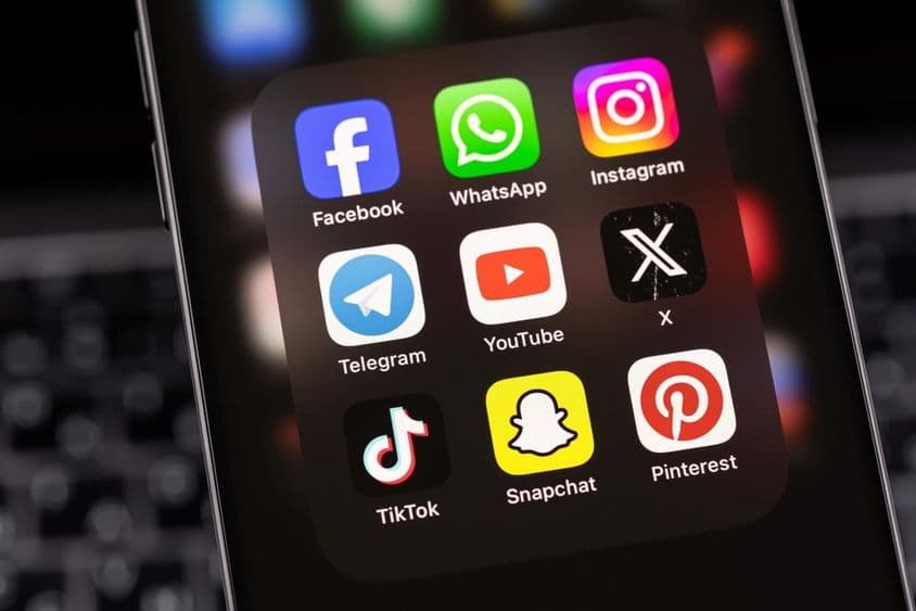 Okostelefon mobilalkalmazásokkal közelről.