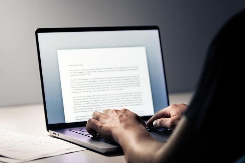 Blog tartalom írása laptoppal.