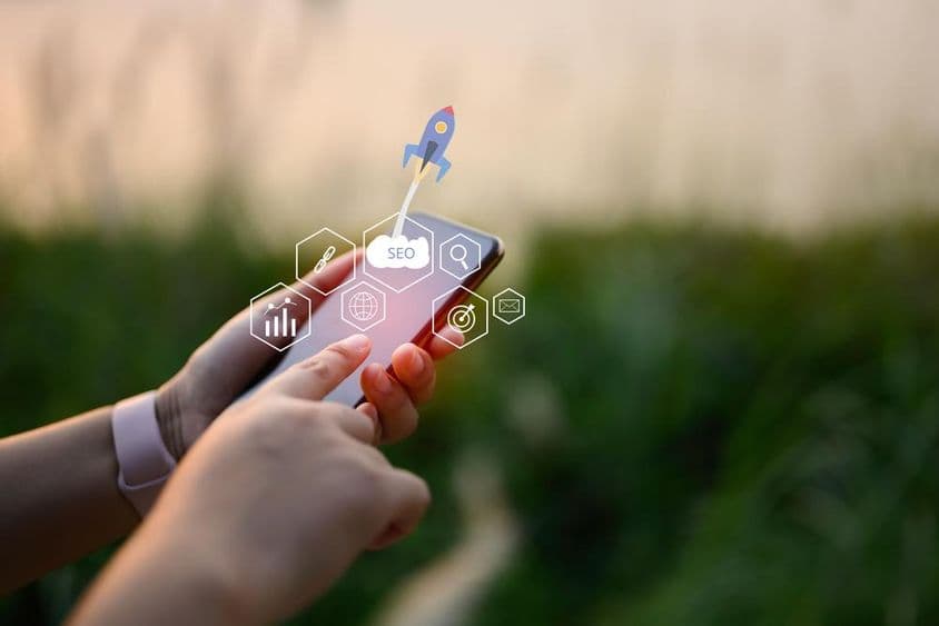 SEO vagy keresőoptimalizálás online marketing telefonon.