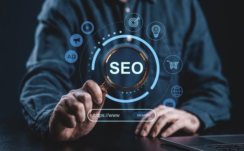 Egy személy nagyítóval akasztja a SEO szöveget.