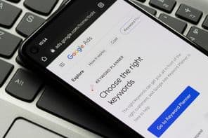 A Google Ads Kulcsszó tervezőjének weboldala egy Google Pixel okos telefonon látható.