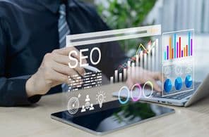 Üzletember elemzi SEO és a digitális marketing stratégiák.