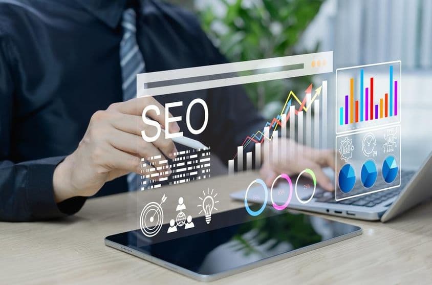 Üzletember elemzi SEO és a digitális marketing stratégiák.