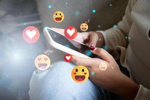 Közösségi média és digitális okos telefonok használata.