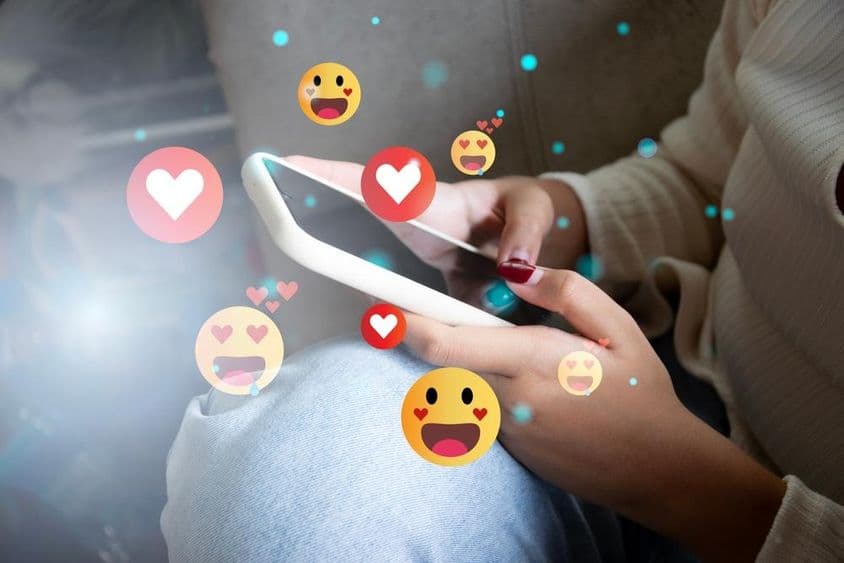 Közösségi média és digitális okos telefonok használata.