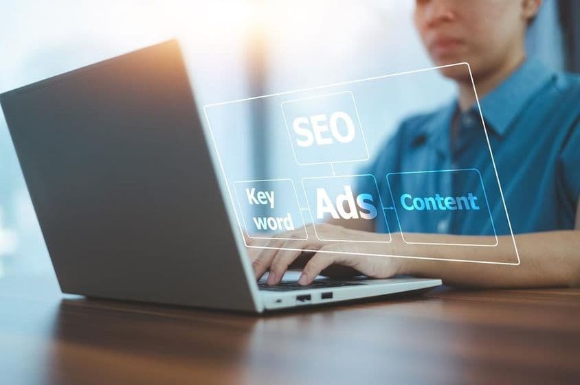 SEO keresőoptimalizálás egy laptoppal.