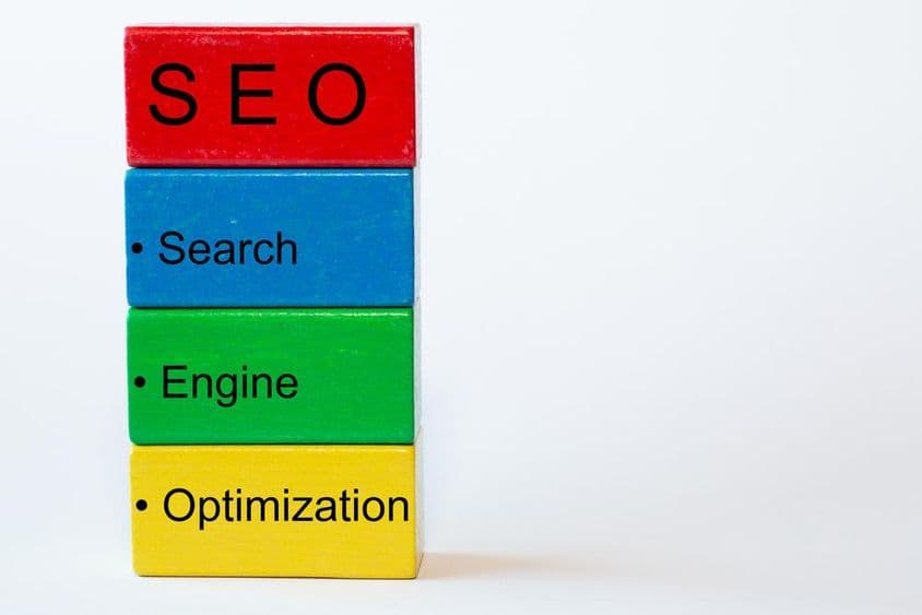 Színes blokkok a Keresés, Motor, Optimalizálás szavakkal, és tetején egy piros blokk SEO betűkkel.
