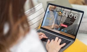 Nő laptopot használ közösségi média online tartalommal feltöltésére.