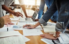 Csapat megbeszélése és együttműködése SEO-val és célközönség-információkkal a weboldalhoz.