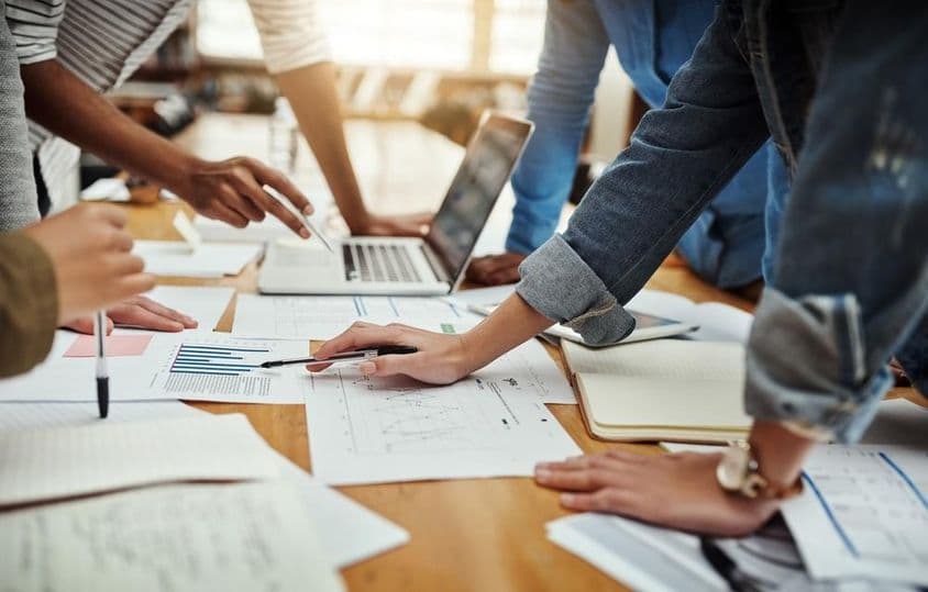 Csapat megbeszélése és együttműködése SEO-val és célközönség-információkkal a weboldalhoz.