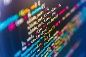 Programozási kód írása laptopon.