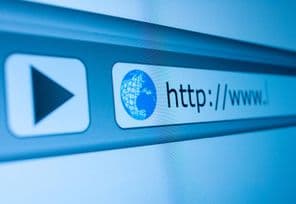 Számítógép képernyőjének közeli képe Faviconnal és URL-címsávval.