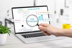 A legfontosabb kulcsszavak keresése laptop képernyőjén.