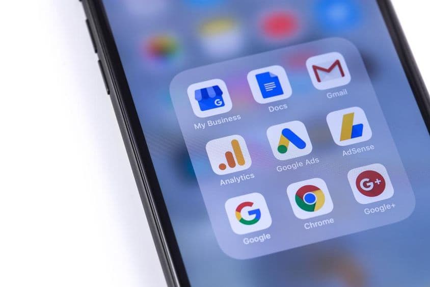 Google szolgáltatások ikonjai az okostelefon képernyőjén.