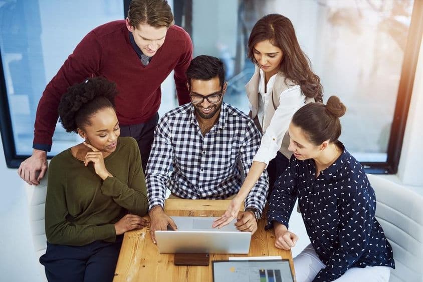 Tanuló és vezető az íróasztalnál SEO  oktatáshoz.