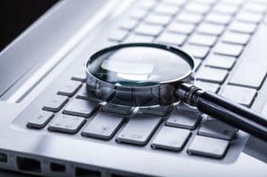 Nagyító egy billentyűzet tetején.)