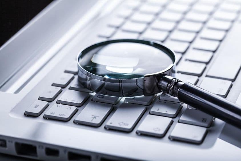 Nagyító egy billentyűzet tetején.)