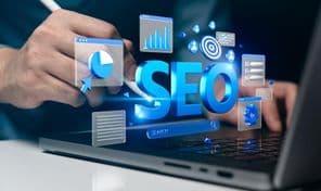 SEO stratégiák, egy notebookon.