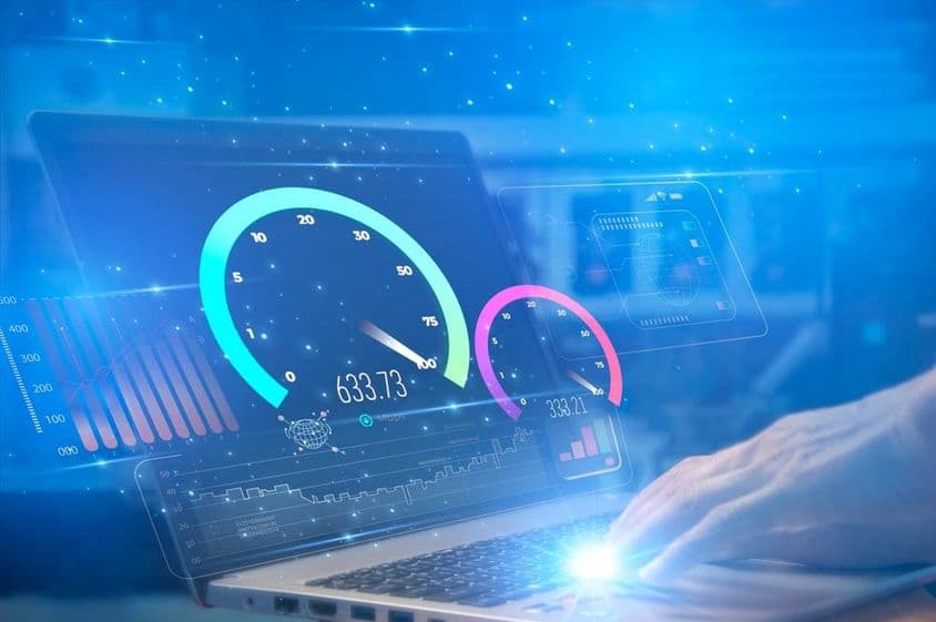 Férfi nagy sebességű internetet használ okostelefonnal és laptoppal.