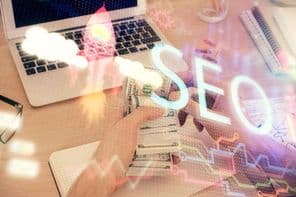 SEO rajz hologram és amerikai dollár bankjegyek és férfi kezek többszörös expozíciója.