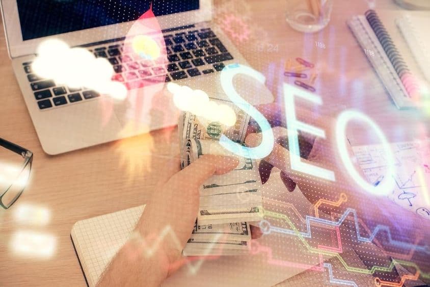 SEO rajz hologram és amerikai dollár bankjegyek és férfi kezek többszörös expozíciója.