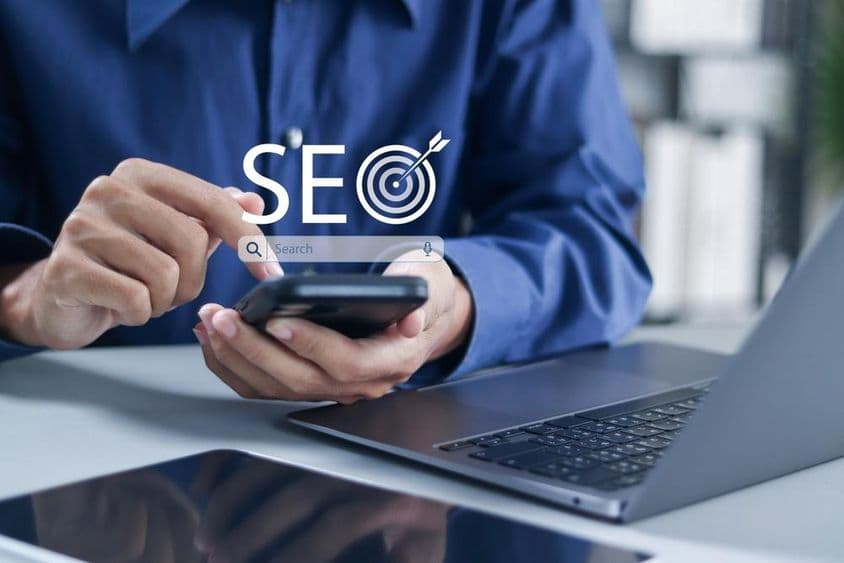 SEO, keresőoptimalizálás, webböngészés, online világ és keresés.