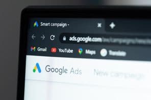 Google Ads intelligens kampány laptop képernyőjén.