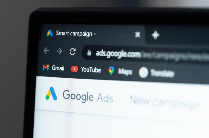 Google Ads intelligens kampány laptop képernyőjén.