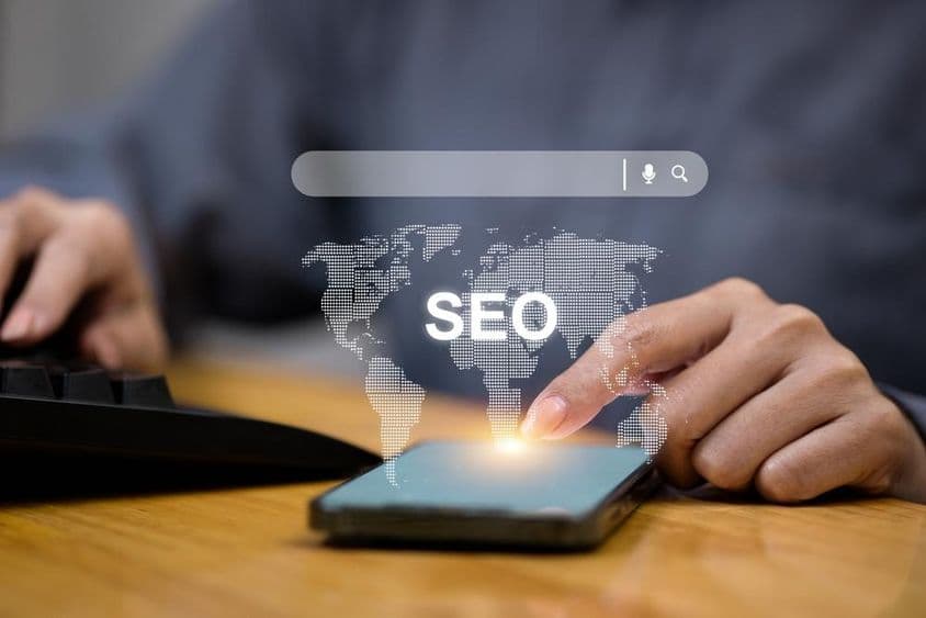 Üzletember használ smartphone SEO-t.