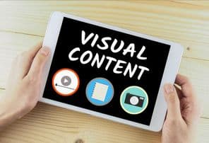 Tablett a kézben a fából készült asztalon vizuális tartalom fút rajta.