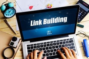 "Linképítés" szó a laptop képernyőn.