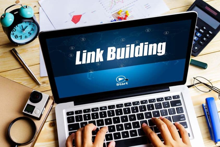 "Linképítés" szó a laptop képernyőn.