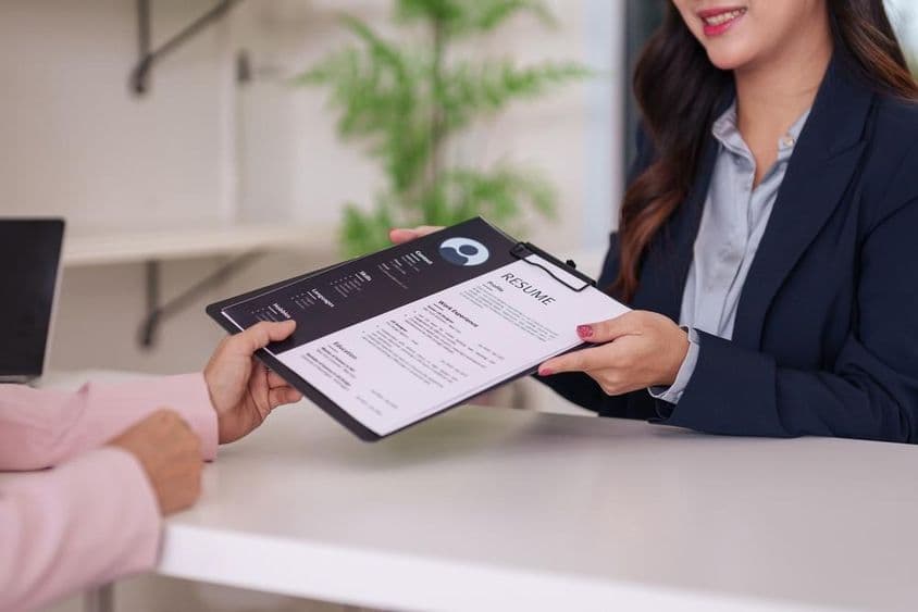 Az irodai munkaerő-felvétel folyamata.