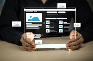 Egy személy tart egy okostelefon, amely egy futurisztikus weboldalt ábrázol.