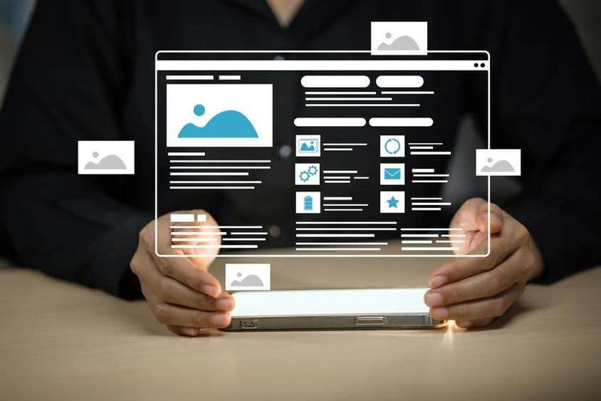 Egy személy tart egy okostelefon, amely egy futurisztikus weboldalt ábrázol.