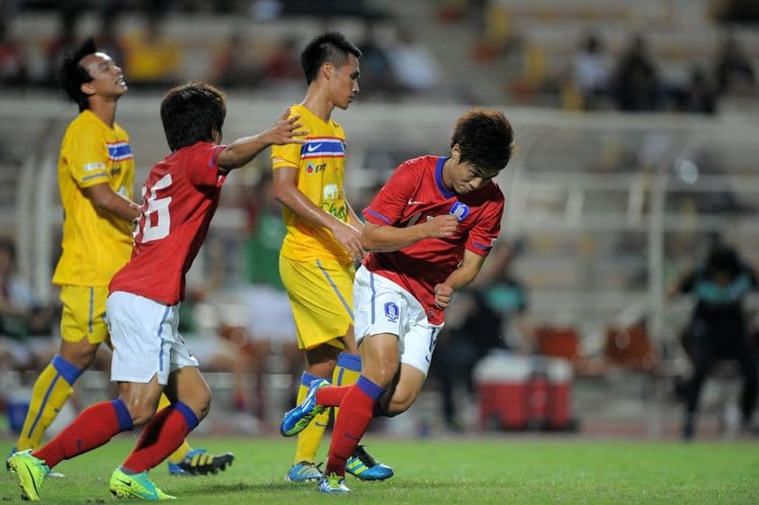 A koreai válogatott játékosa ünnepel, miután gólt szerzett.