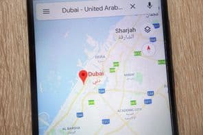 Dubai helyszíne a Google Térképen egy modern okostelefonon.
