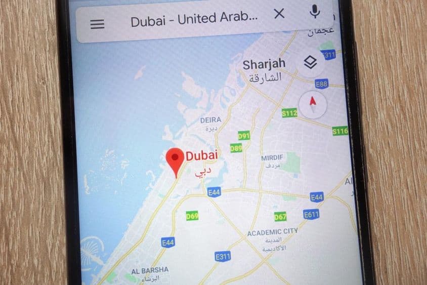 Dubai helyszíne a Google Térképen egy modern okostelefonon.