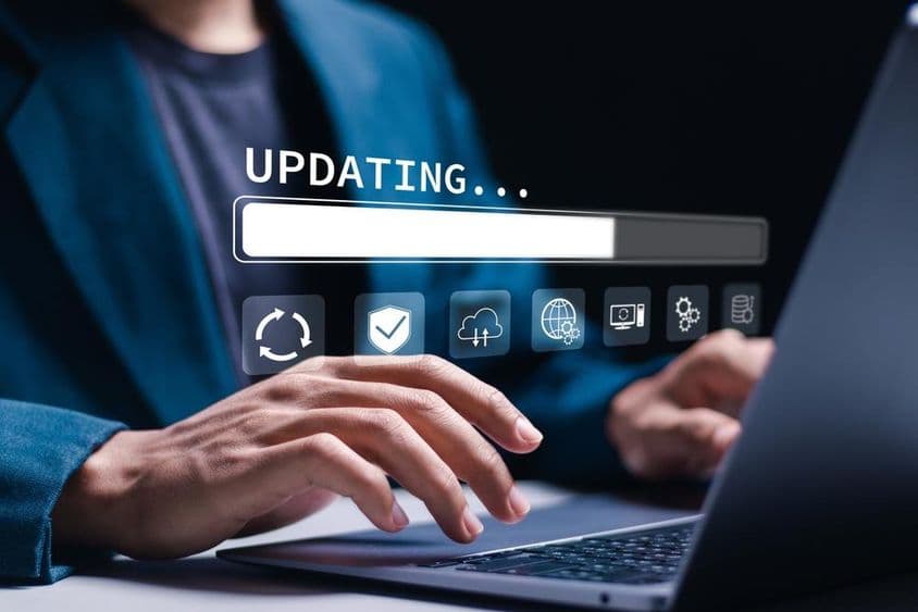 Férfi laptopot használ virtuális frissítési sávval.