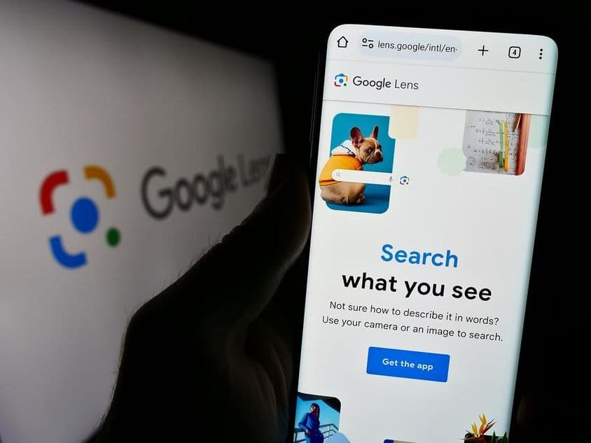 Mobiltelefon, a képernyőn a Google Lens képfelismerő.