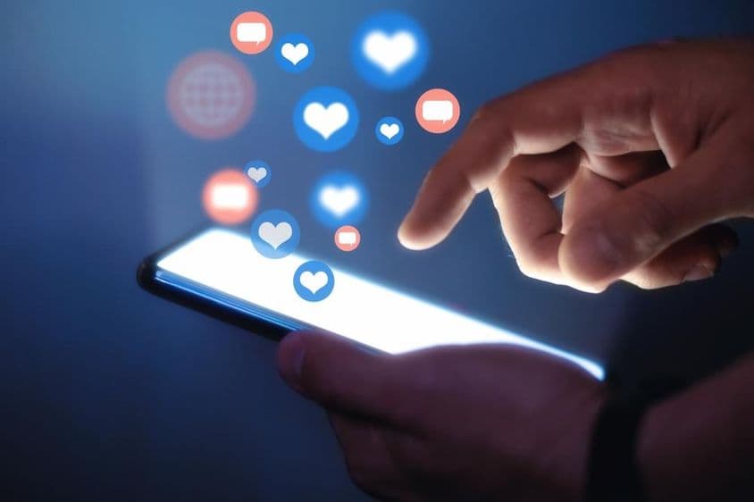 Férfi használ okostelefont.